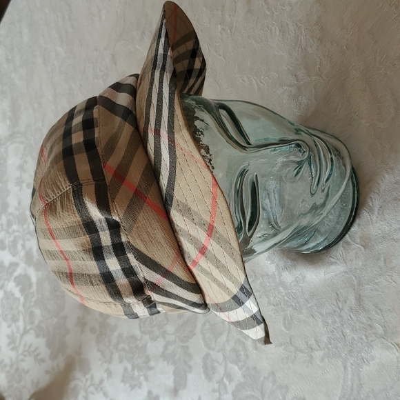 Burberry's VINTAGE Nova Check Bucket Hat - Picture 2 of 8